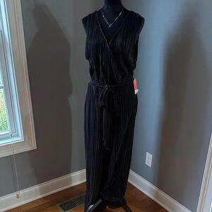 ARULA Black Sleeveless Jumpsuit